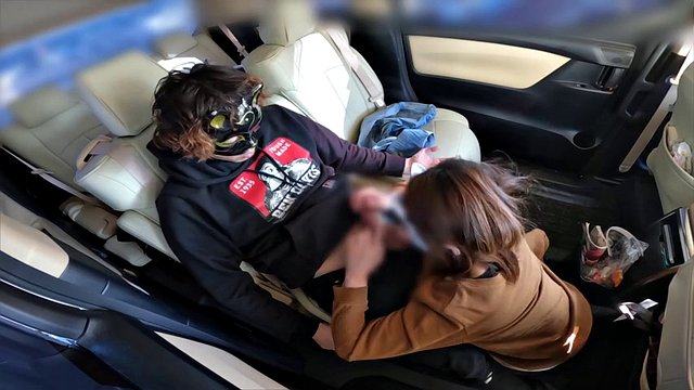 Seduje a una mujer casada que estaba de compras con su esposo, la llevé en el auto y tuvimos sexo en el auto con un creampie.